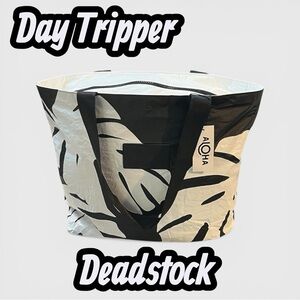 NWT Aloha Collection Monstera Day Tripper Travel Bag